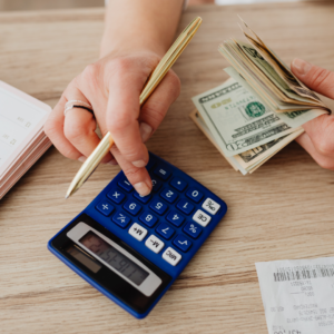 Descubra como funciona o reajuste de aluguel pelo IGP-M, aprenda a calcular, saiba seus direitos e explore alternativas para manter o equilíbrio do contrato de locação.